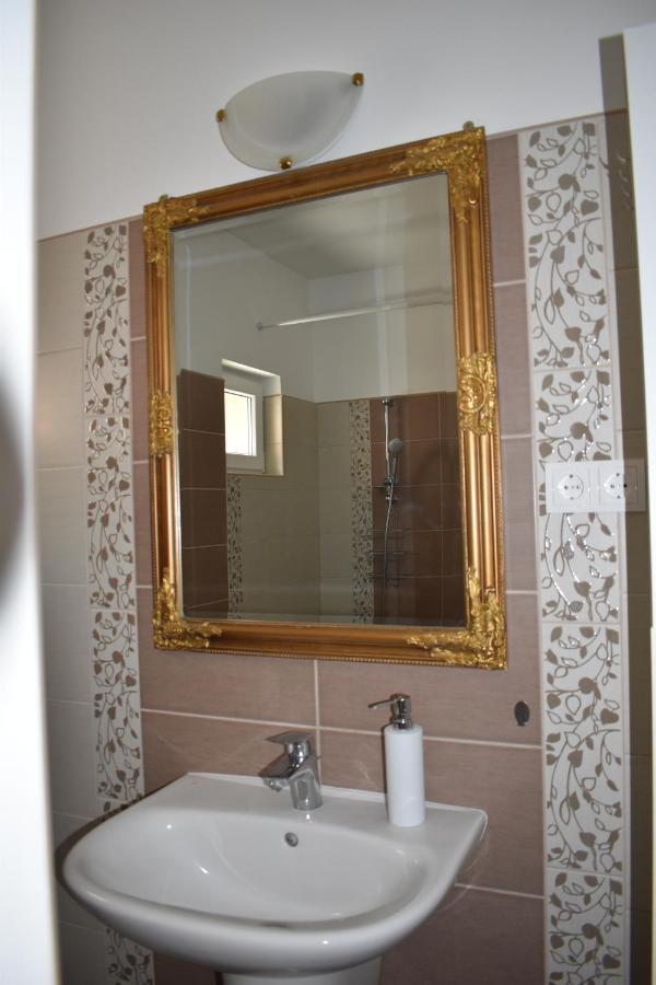 Livia Apartman Heviz Exterior photo